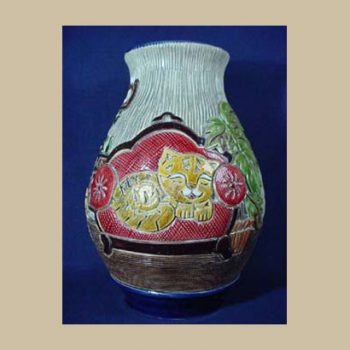 VA20_Rinconada Vase Cat on Sofa